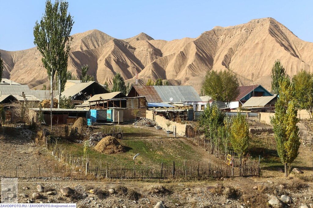 Нарын киргизия. Город Нарын Киргизия. Село Гульча Киргизия. Город Нарын горы. Горы Кадамжай.